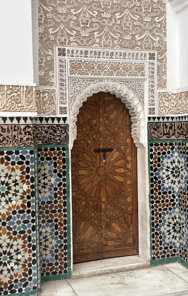 Mozaïek en houtsnijwerk in Ben Joesoefmadrassa in Marrakesh