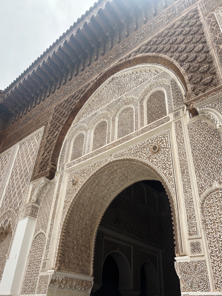 Houtsnijwerk in Ben Joesoefmadrassa in Marrakesh