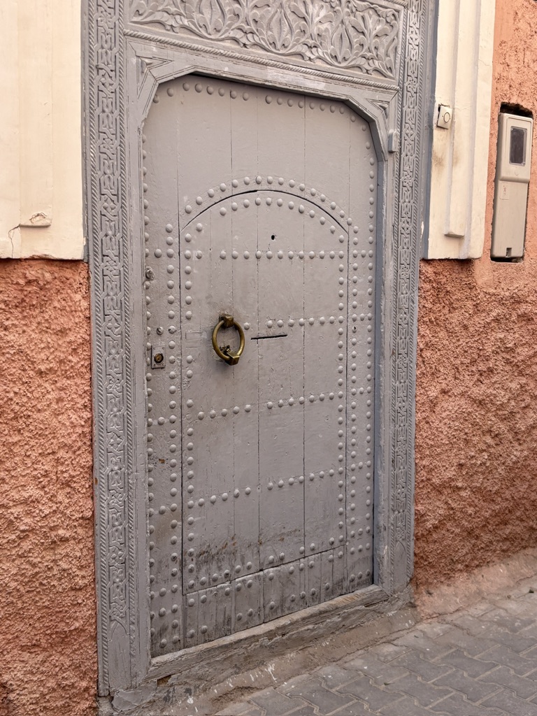 Houtsnijwerk deur in Marrakesh