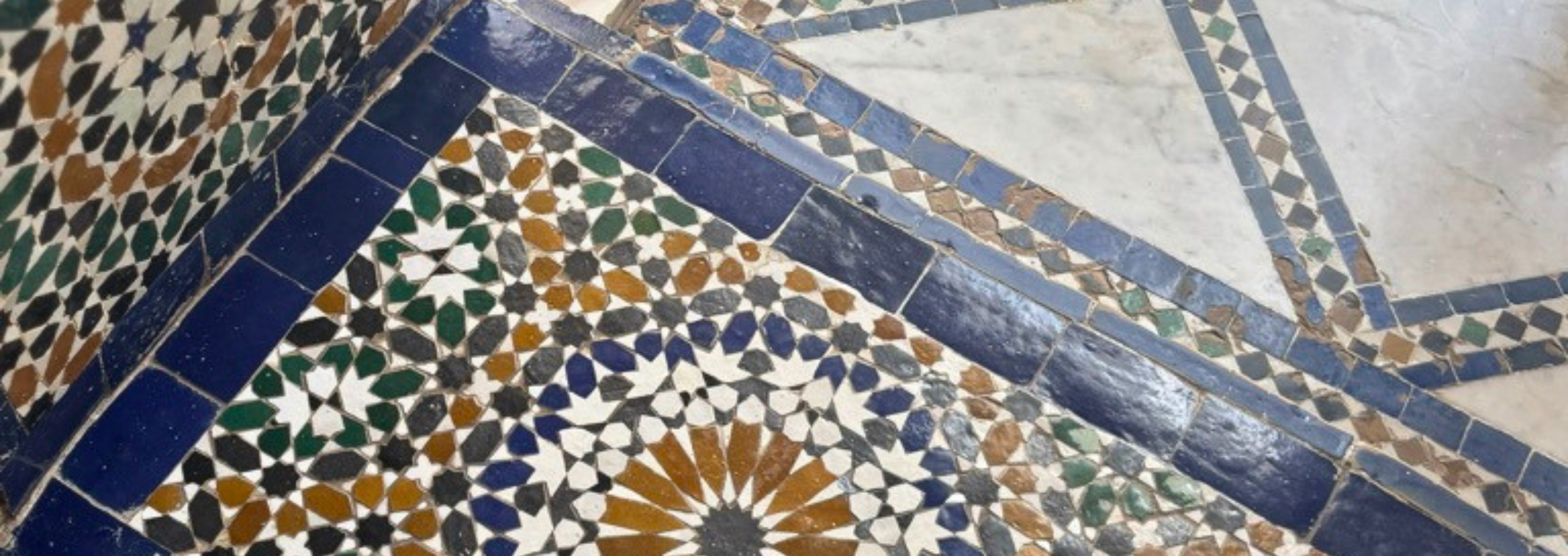 Interieurinspiratie uit Marrakesh: mozaïektegels in bloempatroon met de hoofdkleuren groen, blauw en okergeel